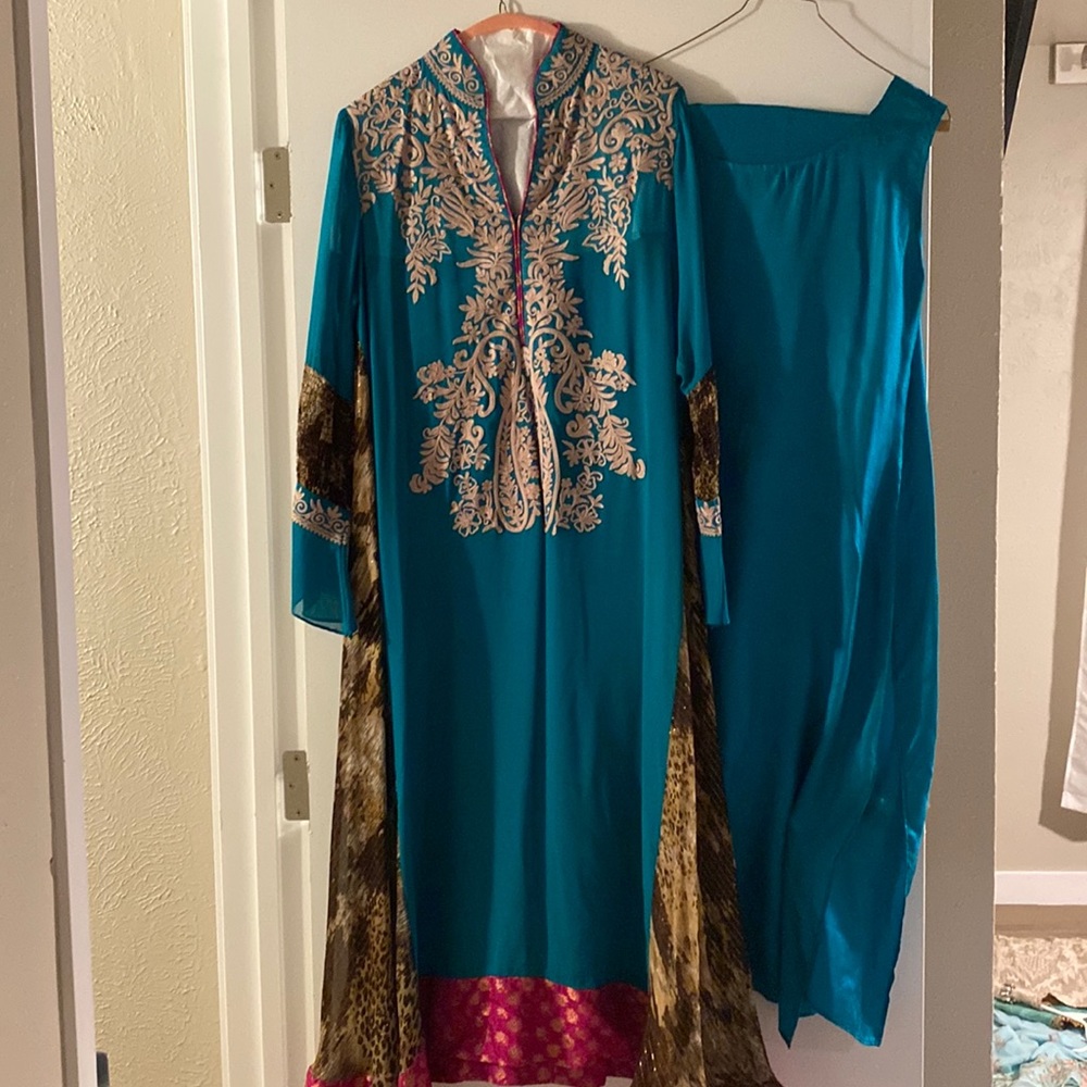 Brand new Pakistani dress 4 pieces long selves